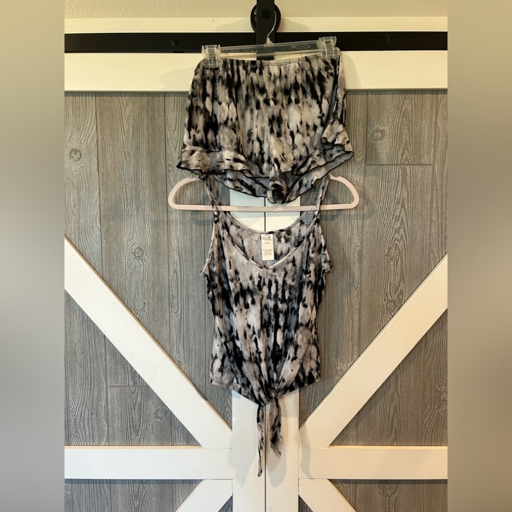 B4.13 Secret Treasure’s 2 pc intimate set w/adjustable straps black/gray. Sz8-10